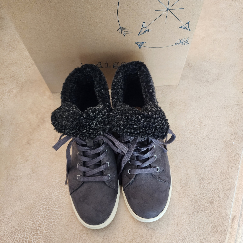 Indigo Rd. Women's Fur Cuff  Gray Sneakers